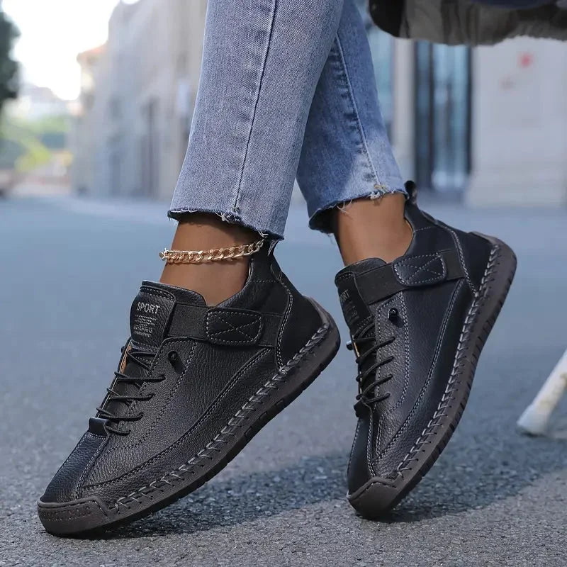 Schwarze Damen Sneakers mit Schnürung, verstärkter Sohle aus atmungsaktivem Material und sportlichem Design.