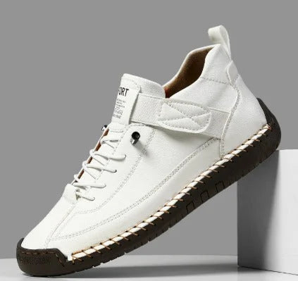 Schlichte weiße Damen Sneakers mit Schnürung, verstärkter Gummisohle, ideal für Alltag und Freizeit.