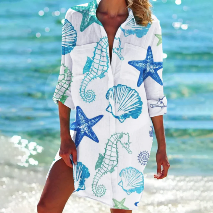Blau gestreiftes Damen Sommer-Shirt in Batik-Optik mit Knopfleiste und Seesternmuster.