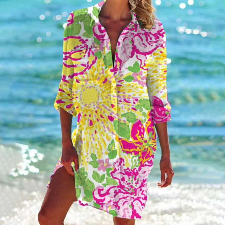 Gelbes Damen Sommer-Shirt mit Blumenmuster in Batik-Optik und Knopfleiste aus angenehmem Stoff.