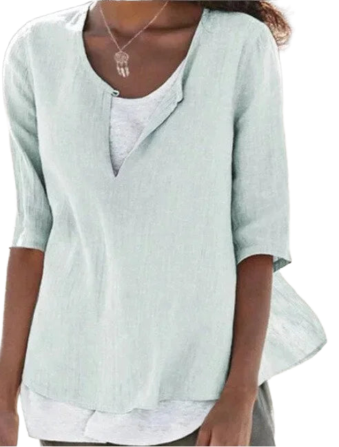 Hellgrüne Damen Sommerbluse mit V-Ausschnitt und 3/4-Ärmeln, aus leichtem Stoff, perfekt für warme Tage.