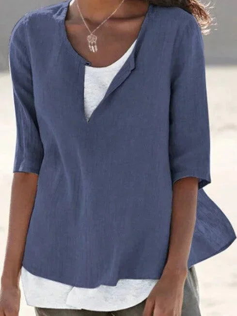 Damen Sommerbluse in Blau mit V-Ausschnitt und 3/4-Ärmeln, aus leichtem Stoff, luftig geschnitten, perfekt für den Sommer.