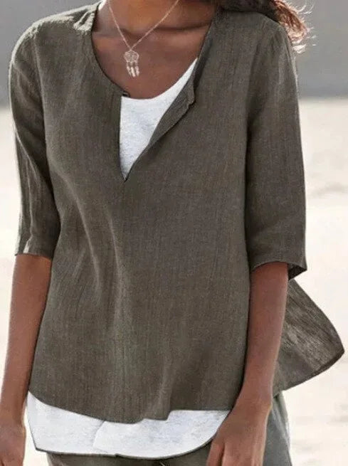 Braune Damen Sommerbluse aus angenehmem Stoff, V-Ausschnitt und 3/4-Ärmeln. Locker geschnitten mit schönen Details.