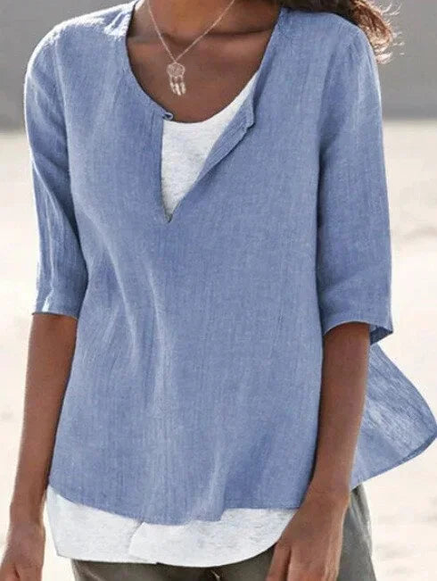 Hellblaue Damen Sommerbluse mit V-Ausschnitt und 3/4-Ärmeln, leichtes Material, luftig geschnitten, perfekt für warme Tage.