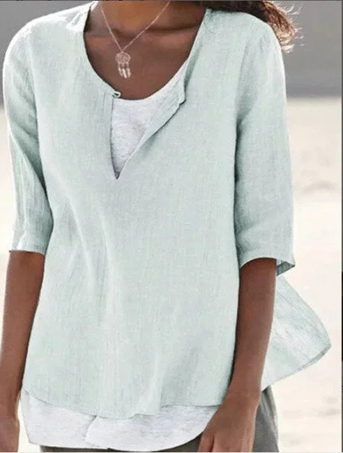Hellgrüne Damen Sommerbluse mit V-Ausschnitt und 3/4-Ärmeln, aus leichtem Stoff, perfekt für warme Tage.