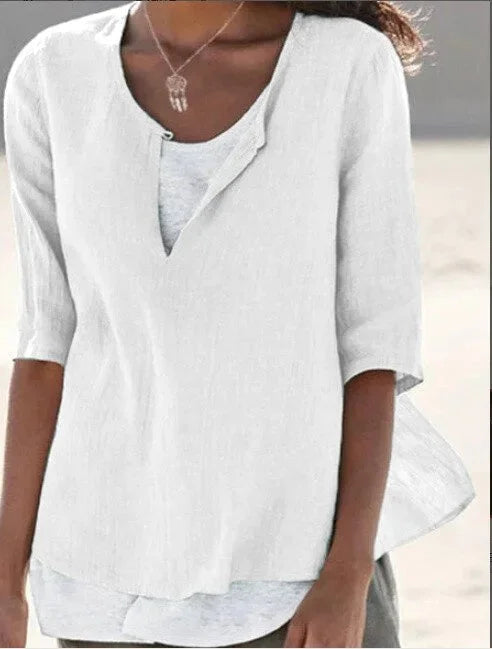 Weiße Damen Sommerbluse mit V-Ausschnitt und 3/4-Ärmeln, aus leichtem Stoff in modischem Design für heiße Tage.