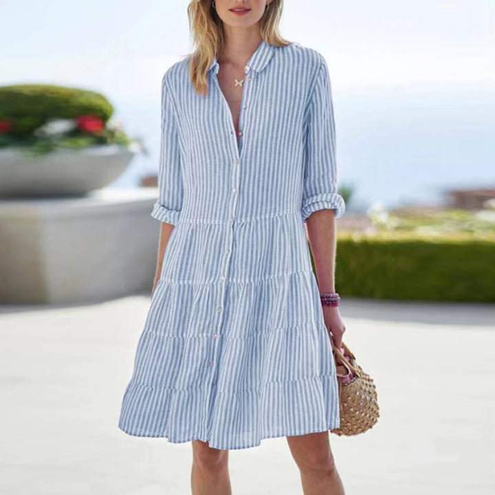 Blau Damen Sommerkleid aus leichtem Stoff mit Knopfleiste und Rüschenabschluss, perfekt für warme Tage und lässige Anlässe.