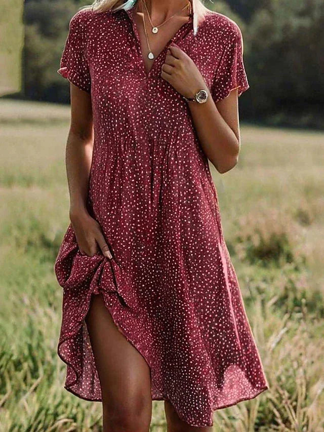 Rotes Damen Sommerkleid mit Kragen, abgerundetem Saum, aus leichtem Stoff, perfekt für sommerliche Tage.