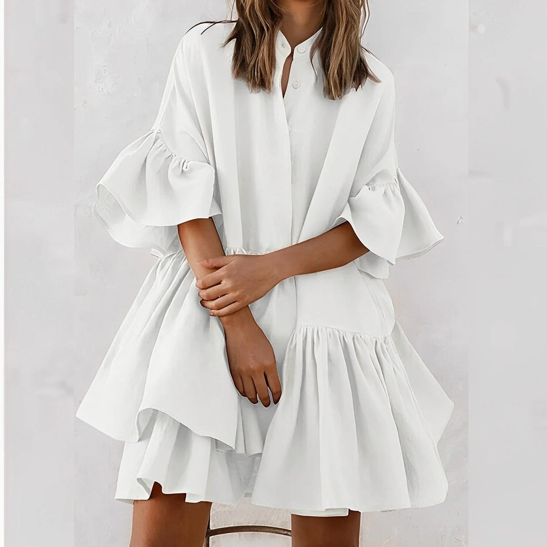 Weißes Damen Sommerkleid aus leichtem Stoff mit Rüschen, Knopfleiste und kurzem Schnitt, perfekt für warme Tage.