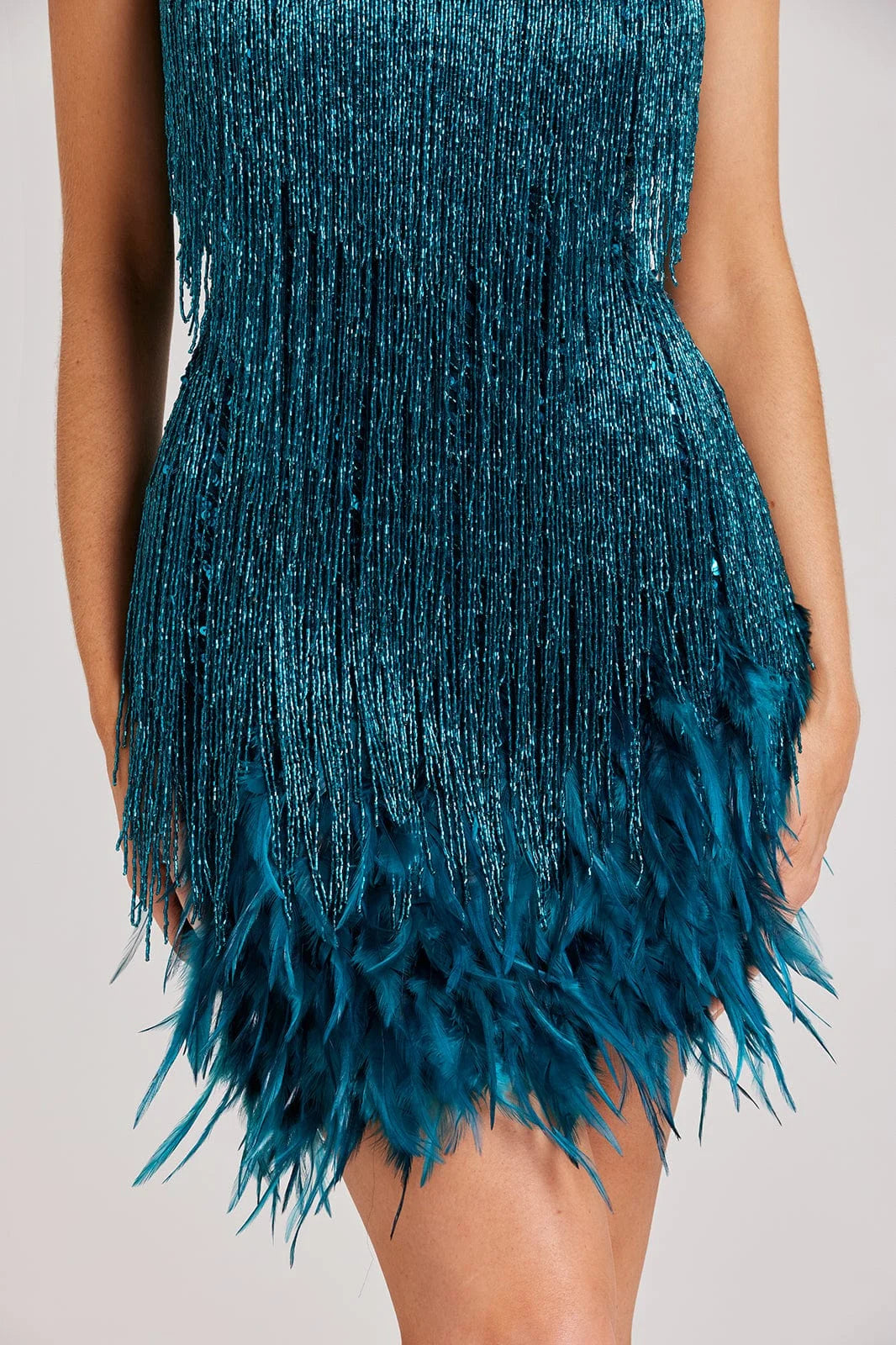 Schwarzes Minikleid für Damen mit Spaghetti-Trägern, Pailletten und Fransen. Hochwertiges Material und auffälliges Design…