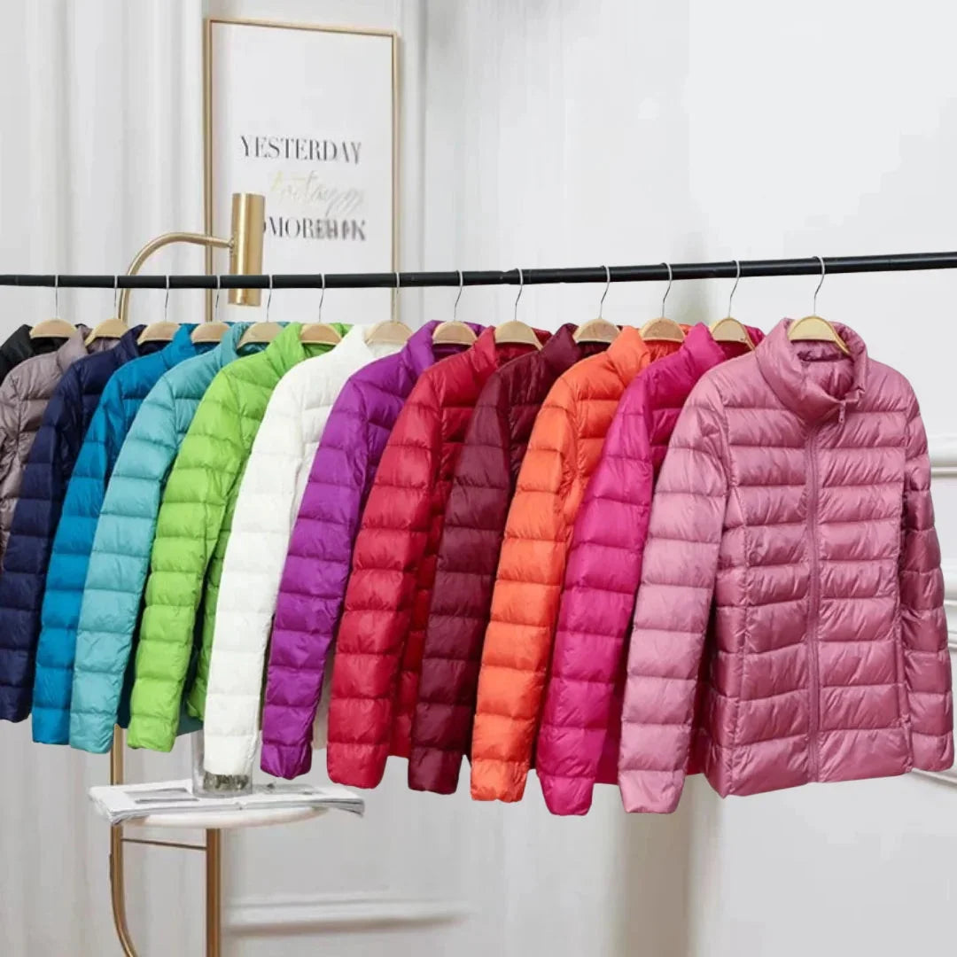 Damen Steppjacke gefüttert, warmes Material, praktischer Reißverschluss, Kapuze und seitliche Taschen für kalte Tage.
