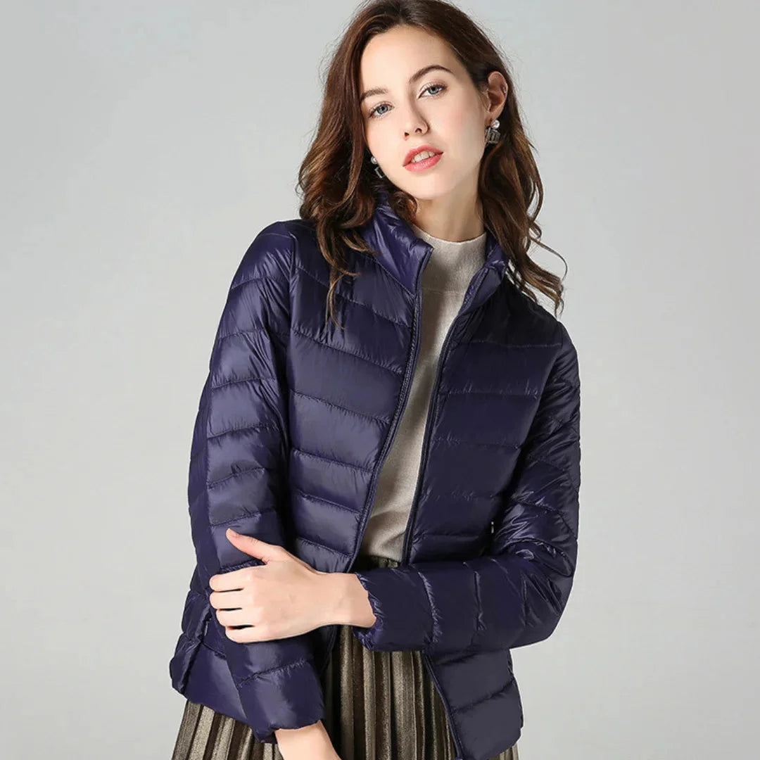 Damen Steppjacke aus funktionalem, warmem Material mit Kapuze und klassischen Steppnähten für kalte Tage.