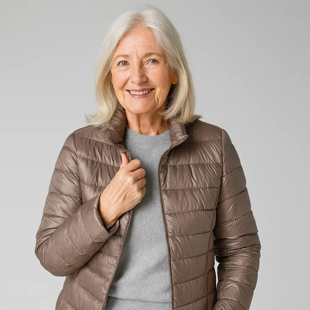 Damen Steppjacke gefüttert, aus warmer Polyesterfüllung, mit Kapuze und Reißverschluss für kühle Tage ideal geeignet.