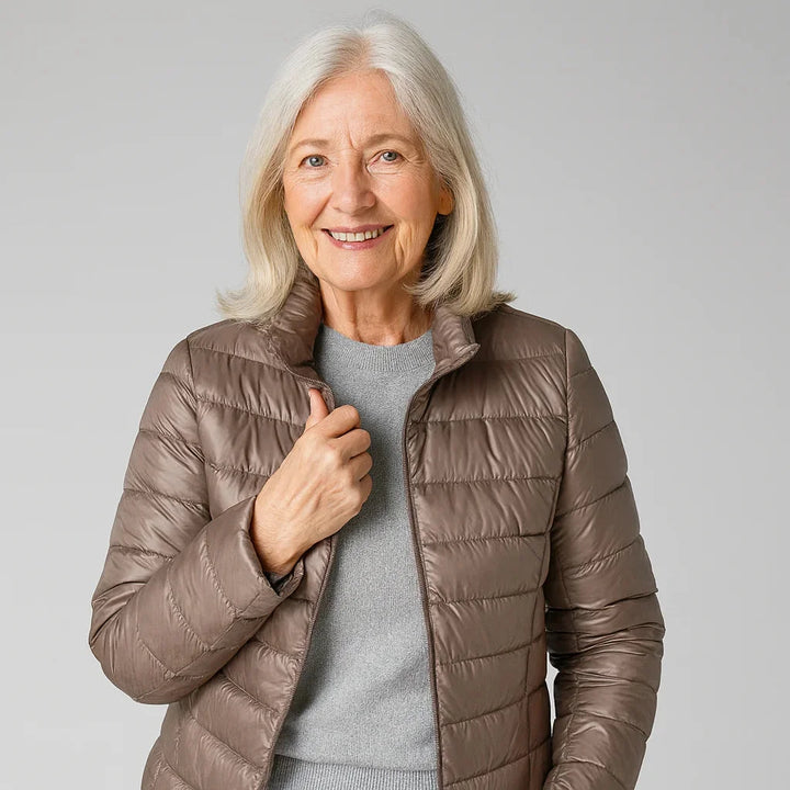 Damen Steppjacke gefüttert, aus warmer Polyesterfüllung, mit Kapuze und Reißverschluss für kühle Tage ideal geeignet.
