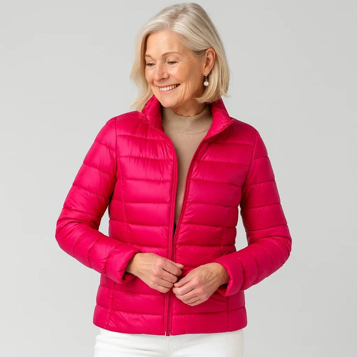 Damen Steppjacke aus warmem, gefüttertem Material, ideal für kalte Tage, mit Kapuze und praktischen Seitentaschen.