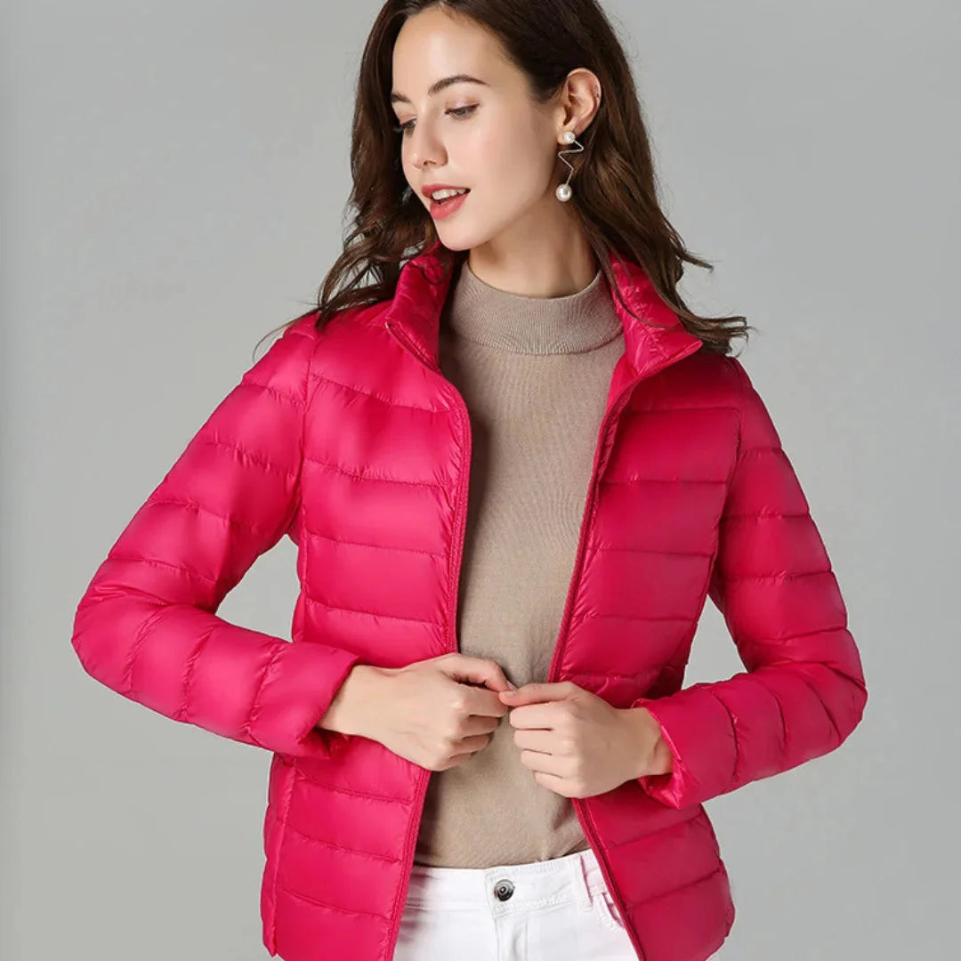 Damen Steppjacke aus warmem Material, ideal für kalte Tage, mit Kapuze und praktischen Taschen für zusätzlichen Komfort.