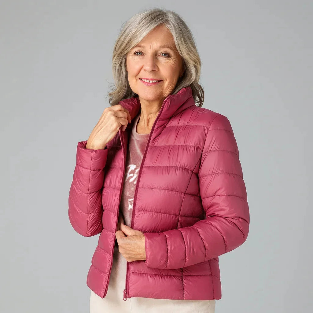 Damen Steppjacke gefüttert aus atmungsaktivem Material mit Kapuze und seitlichen Reißverschlusstaschen für zusätzlichen…