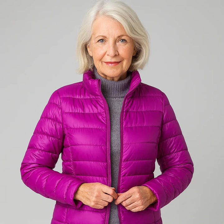 Damen Steppjacke gefüttert mit Kapuze, wasserabweisend, perfekt für kalte Tage und aktive Outdoor-Aktivitäten.