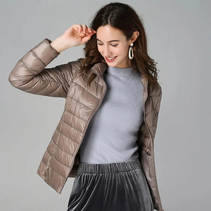 Damen Steppjacke in Champagner, gefüttert, leicht tailliert, aus strapazierfähigem Material, ideal für kalte Tage.