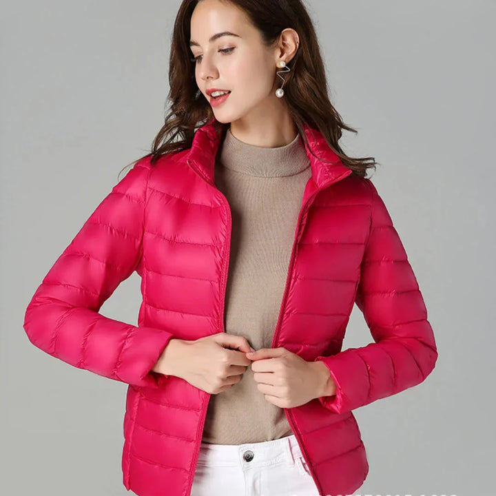 Fuchsie Damen Steppjacke, gefüttert, mit Kapuze und Reißverschluss für warmen Komfort an kalten Tagen.