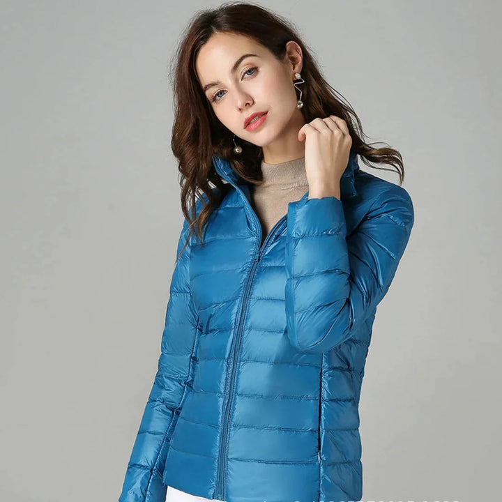 Himmelblaue Damen Steppjacke aus warmem, gefüttertem Material, ideal für kalte Tage mit praktischen Seitentaschen.