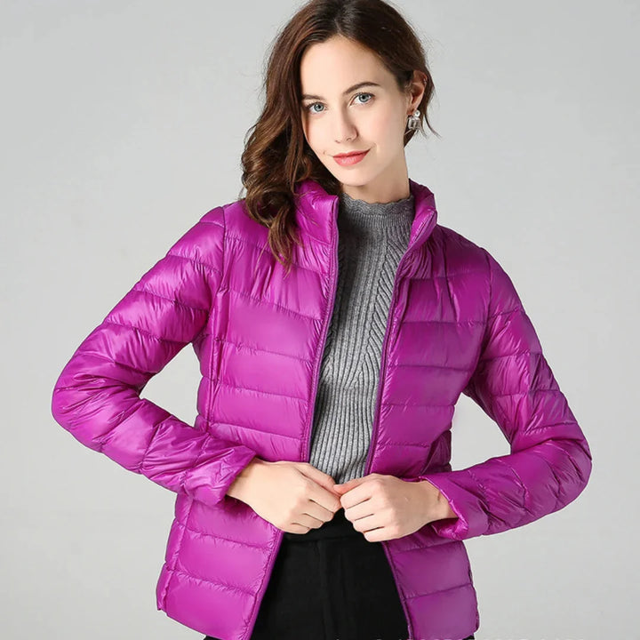 Lila Damen Steppjacke gefüttert, ideal für kalte Tage, mit praktischen Taschen und wasserabweisendem Material.