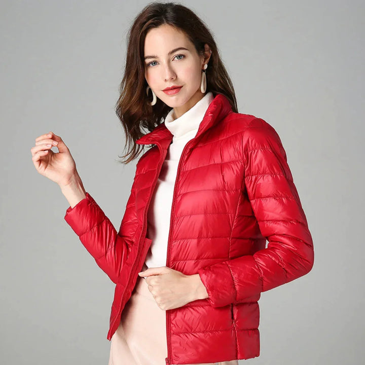Damen Steppjacke in Rot, gefüttert, aus robustem Nylon mit Kapuze und seitlichen Reißverschlusstaschen für Komfort.