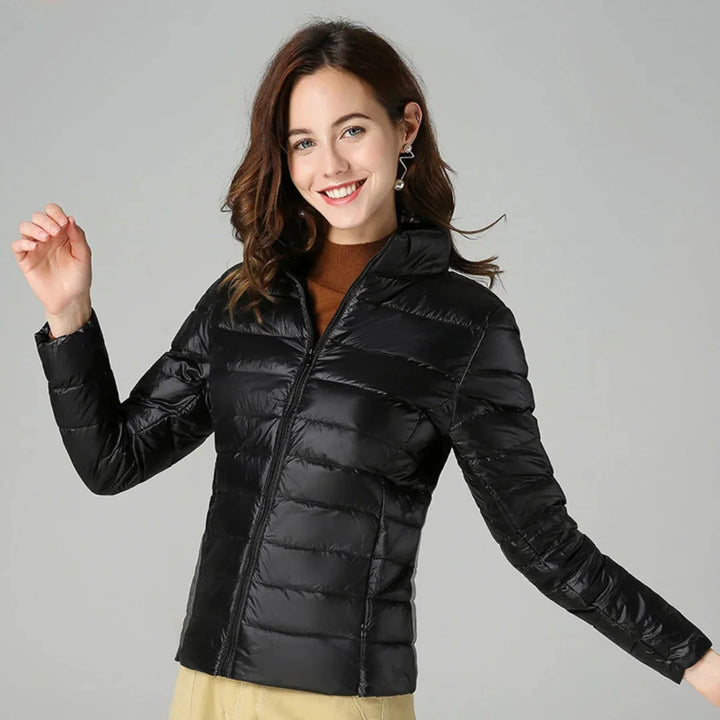 Damen Steppjacke in Schwarz, gefüttert, warmes Material, sportlicher Schnitt, ideal für kalte Tage.