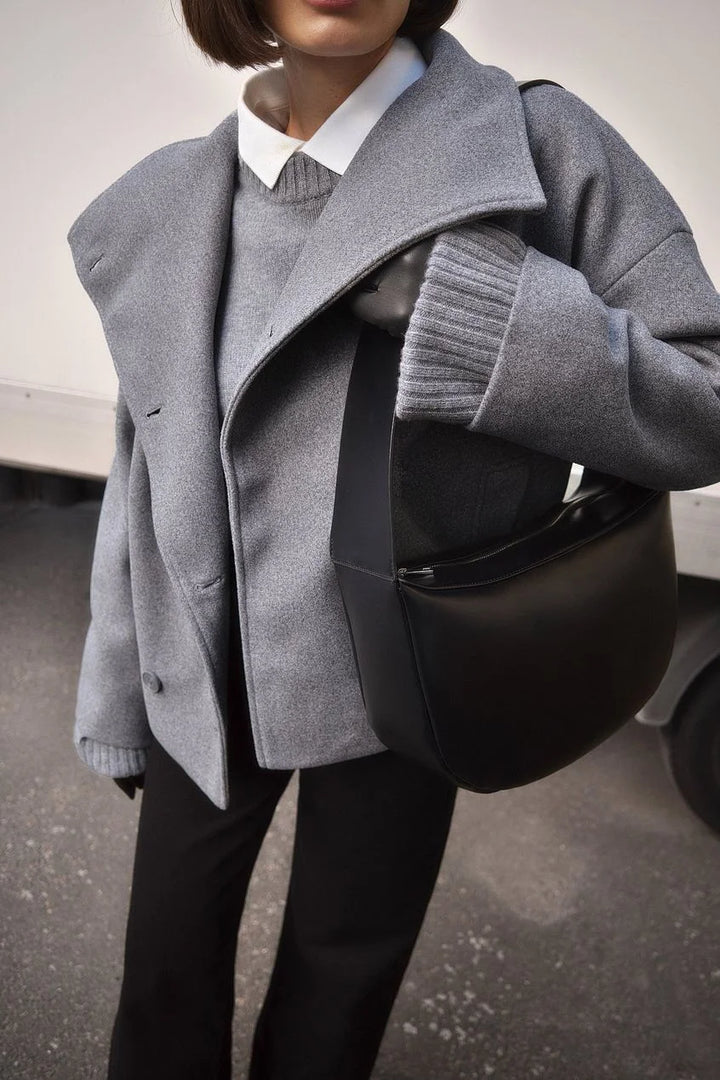 Damen Steppjacke kurz mit doppelter Knopfleiste und Kragen aus strapazierfähigem Material, ideal für kalte Tage.