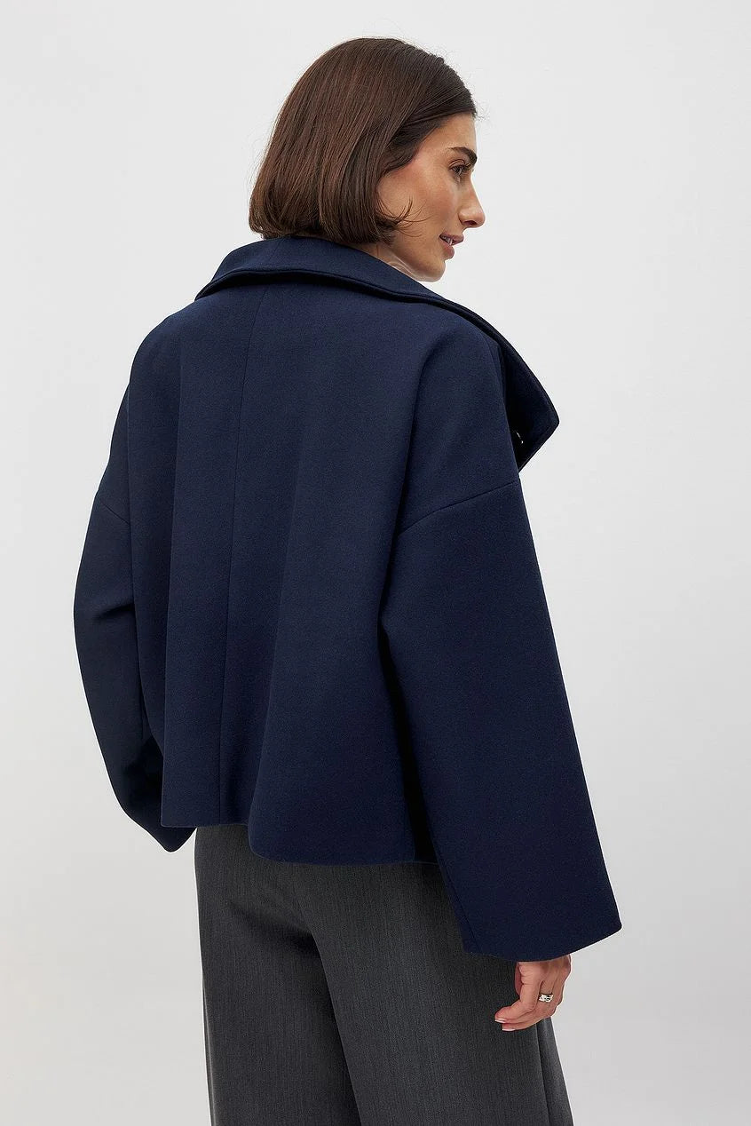 Damen Steppjacke kurz mit doppelter Knopfleiste, Kragen und gleichmäßiger Steppung für zusätzlichen Komfort und Wärme.