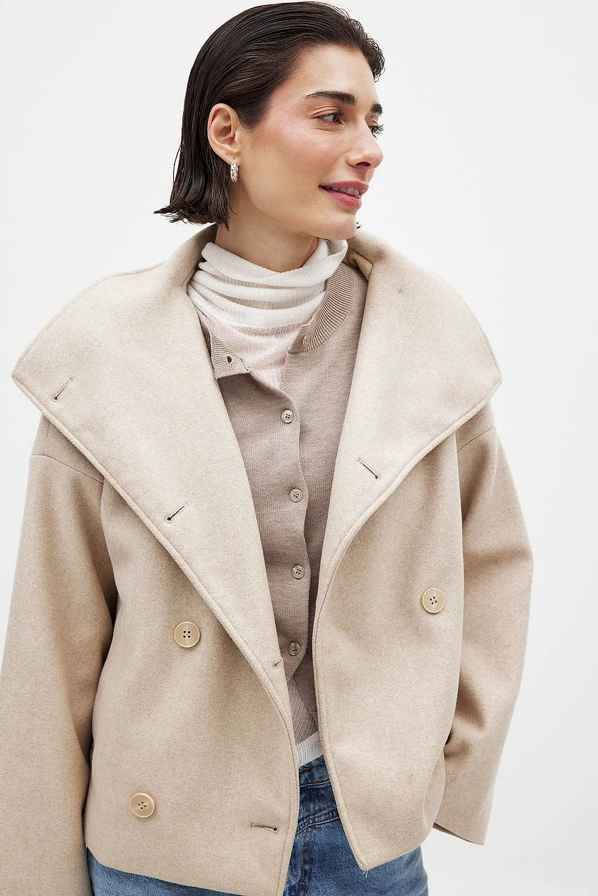 Beige Damen Steppjacke, kurz, mit doppelter Knopfleiste, Kragen und vielseitigem Steppmuster für leichten Komfort.