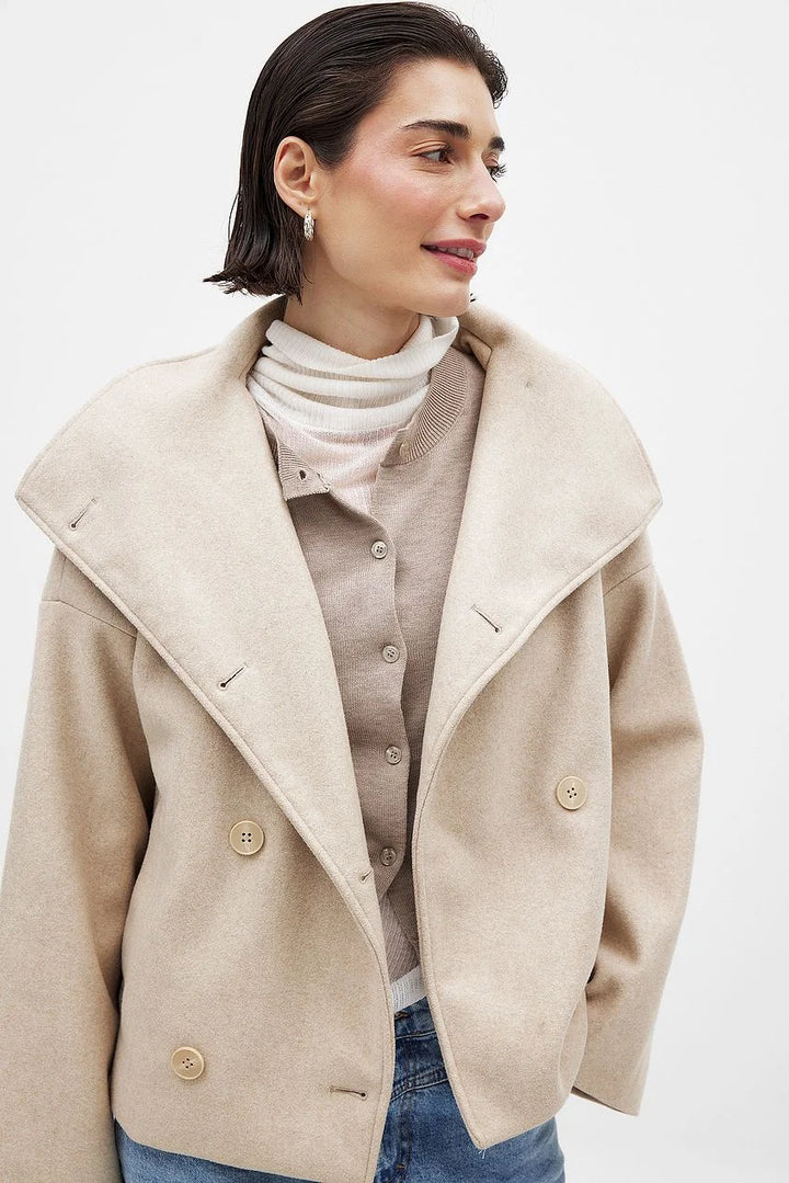 Beige Damen Steppjacke, kurz, mit doppelter Knopfleiste, Kragen und vielseitigem Steppmuster für leichten Komfort.