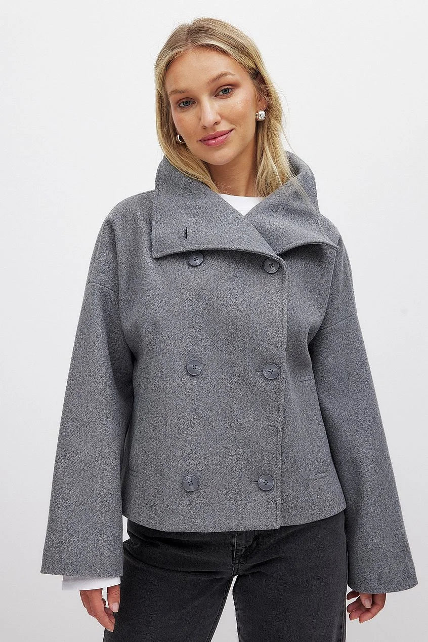 Dunkelgraue Damen Steppjacke, kurz mit doppelter Knopfleiste, Kragen und gestepptem Design für zusätzlichen Komfort.