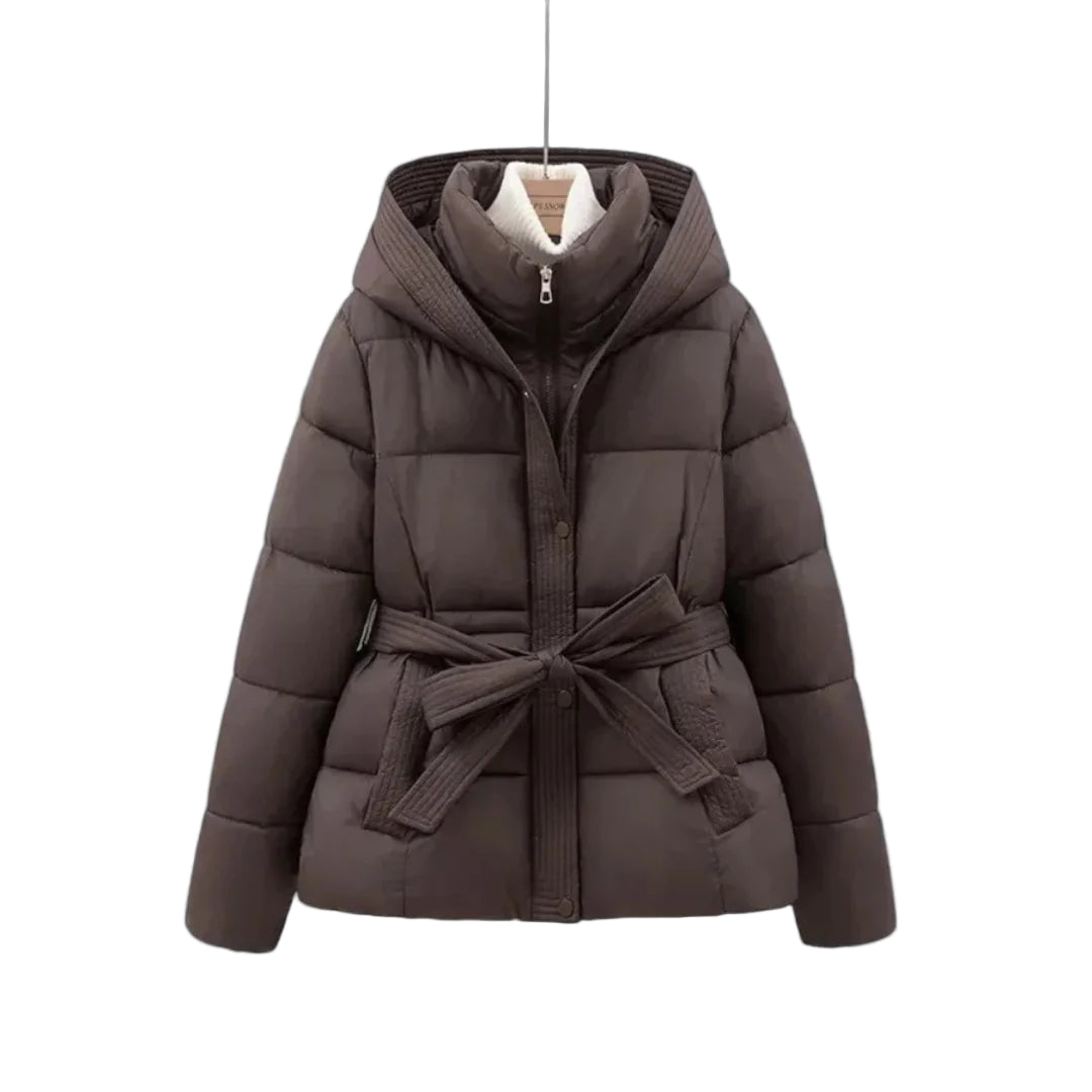 Dunkelbraune Damen Steppjacke mit Gürtel und Kapuze, gefüttert, warm und ideal für kalte Wintertage.