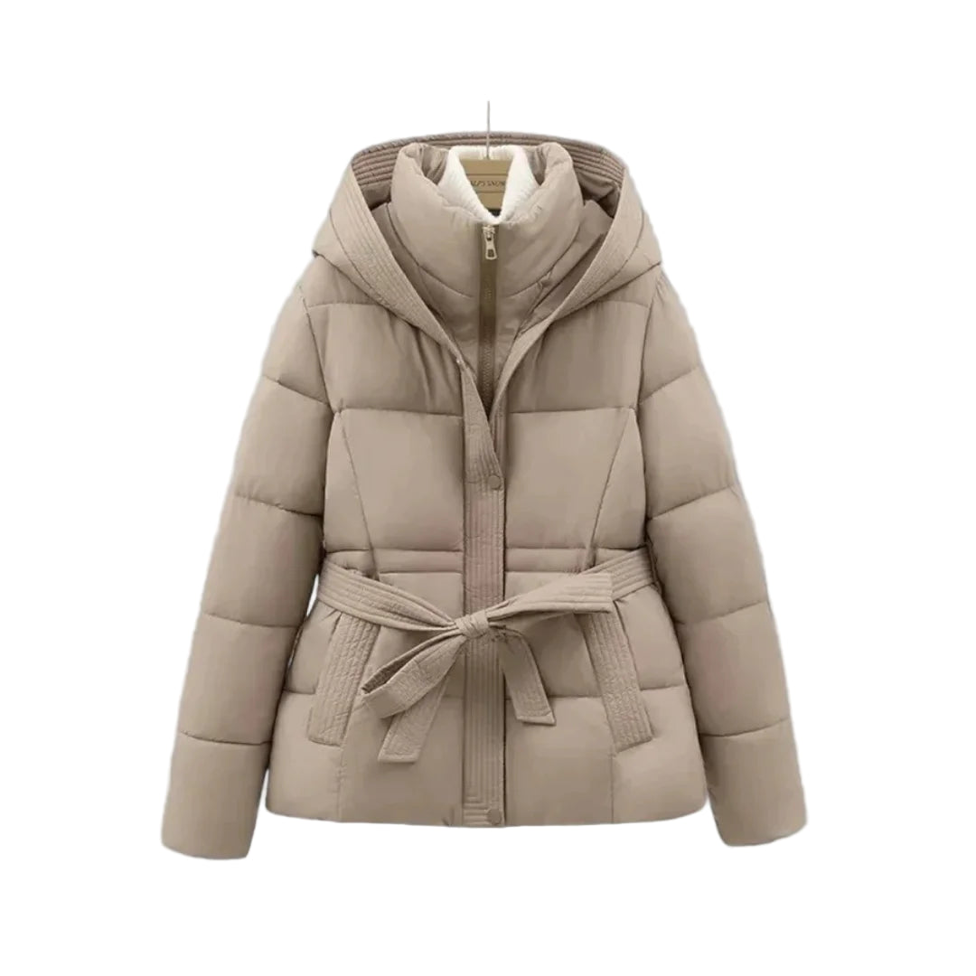 Damen Steppjacke in Khaki mit Gürtel und Kapuze, aus wasserabweisendem Material gefertigt, ideal für kalte Wintertage.