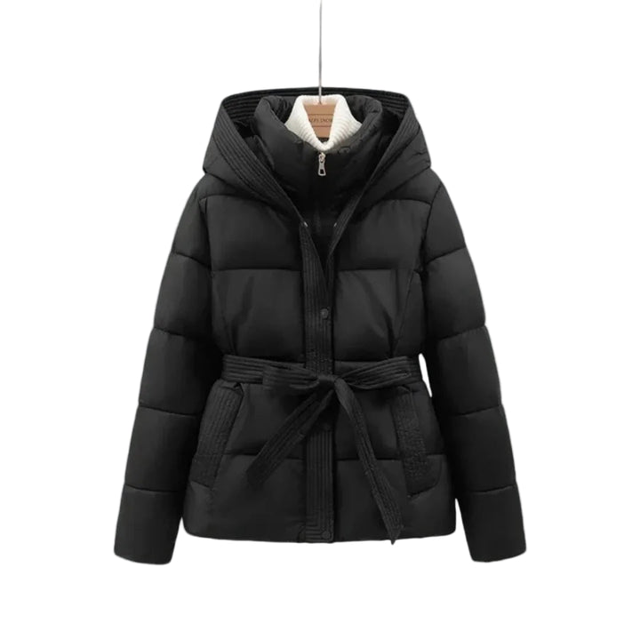 Damen Steppjacke in Schwarz mit Gürtel und Kapuze, warmes Material und praktische Taschen für den Winter.