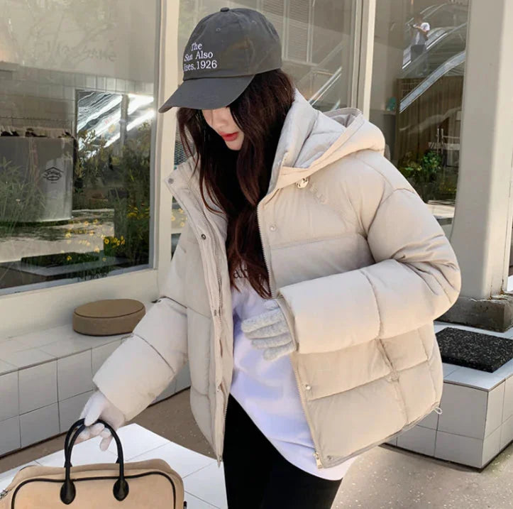 Beige Damen Steppjacke mit Kapuze, wasserabweisend, gestepptes Design, ideal für kühle Tage und vielseitige Outfits.