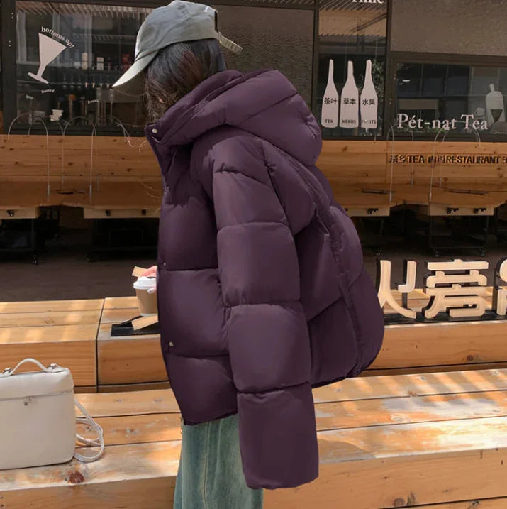 Lila Damen Steppjacke mit Kapuze, warm gefüttert, wasserabweisend, ideal für kalte Tage und vielseitige Outfits.