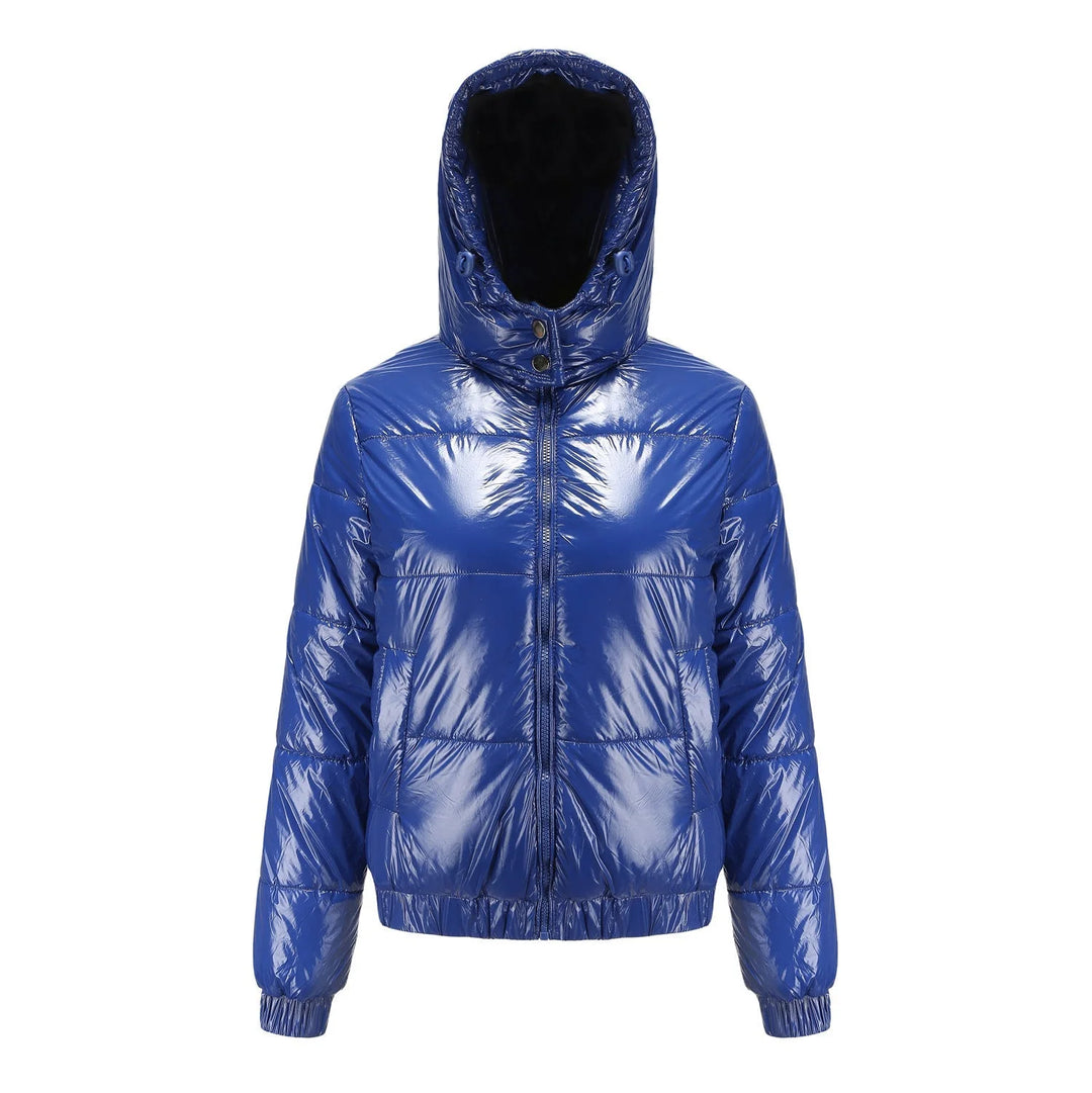 Damen Steppjacke in Blau mit Kapuze, glänzendem Material und enganliegendem Schnitt für einen modernen Look.