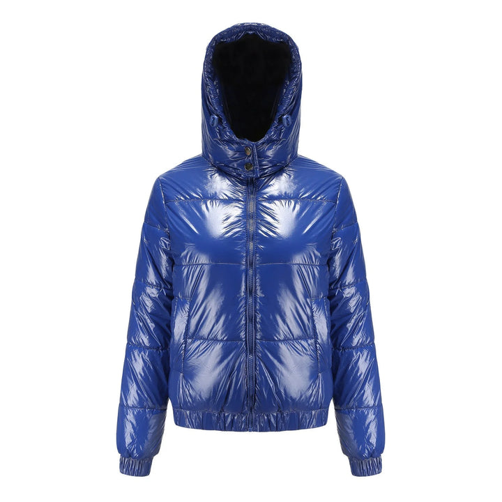 Damen Steppjacke in Blau mit Kapuze, glänzendem Material und enganliegendem Schnitt für einen modernen Look.