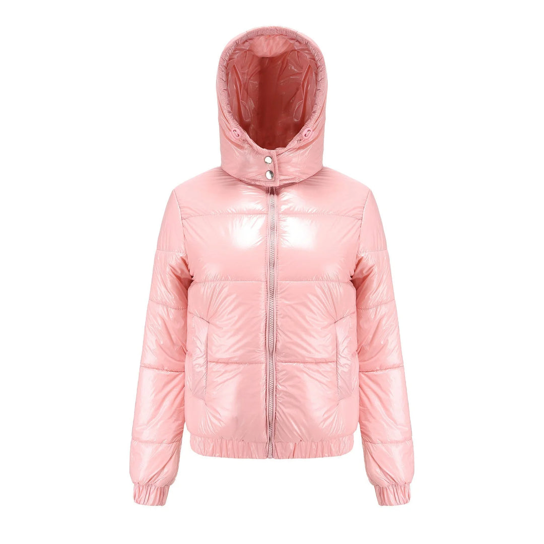Damen Steppjacke in Rosa mit Kapuze, glänzendem Material und praktischen seitlichen Taschen für Komfort und Stil.