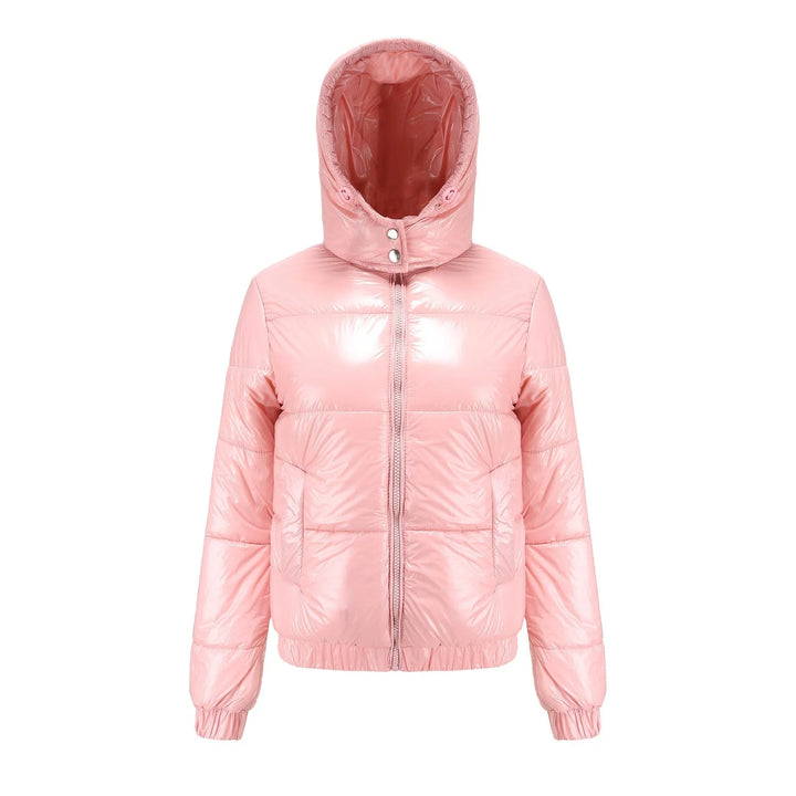 Damen Steppjacke in Rosa mit Kapuze, glänzendem Material und praktischen seitlichen Taschen für Komfort und Stil.