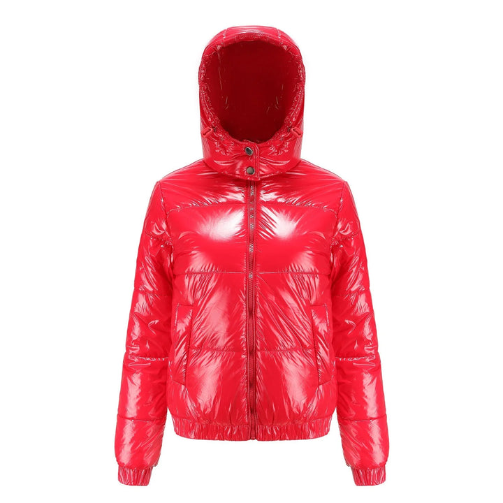 Rote Damen Steppjacke mit Kapuze aus glänzendem Material, ideal für kühle Tage und sportliche Freizeitlooks.