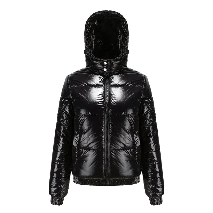 Damen Steppjacke in Schwarz, mit Kapuze, aus glänzendem Material und klassischem Design, ideal für kalte Tage.