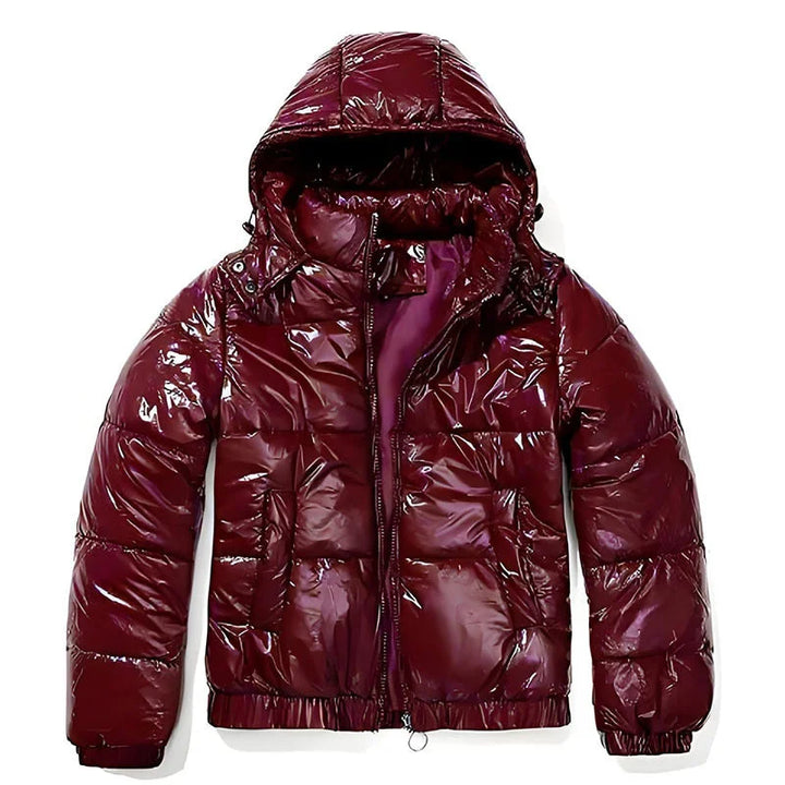 Weinrote Damen Steppjacke mit Kapuze, glänzendem Material und gesteppter Optik für optimale Wärme und modernen Stil.