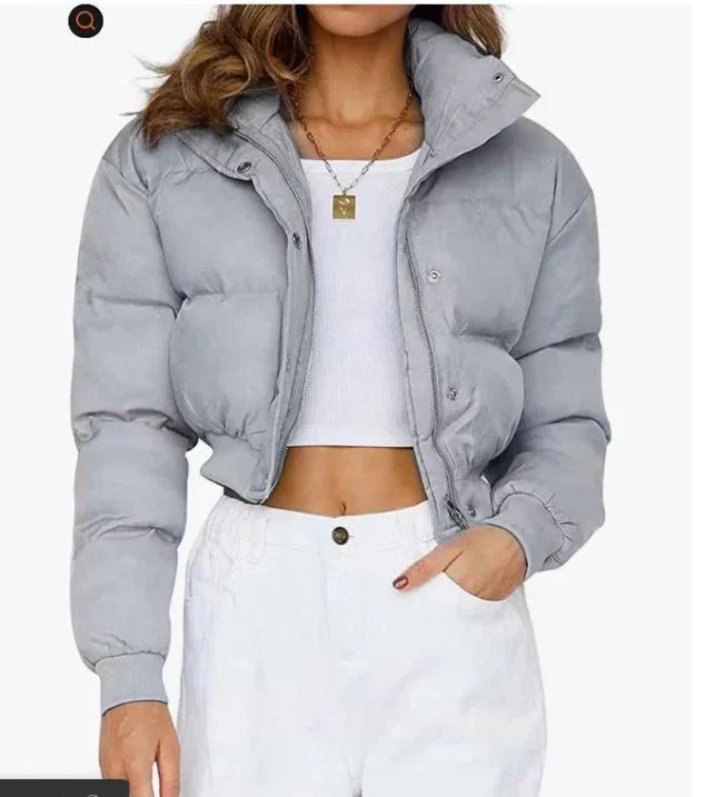 Graue Damen Steppjacke mit Kapuze, modernem Schnitt und atmungsaktivem Material für Alltag und Freizeit.