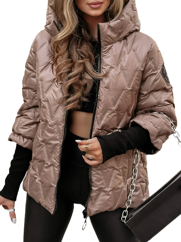 Damen Steppjacke in Braun mit Kapuze, Reißverschluss und isolierendem Material für kalte Tage.
