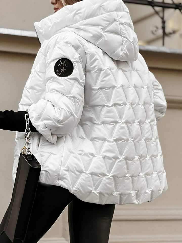 Damen Steppjacke mit Kapuze, Reißverschluss, warmem Material und gestepptem Design für gemütlichen Tragekomfort im Alltag.
