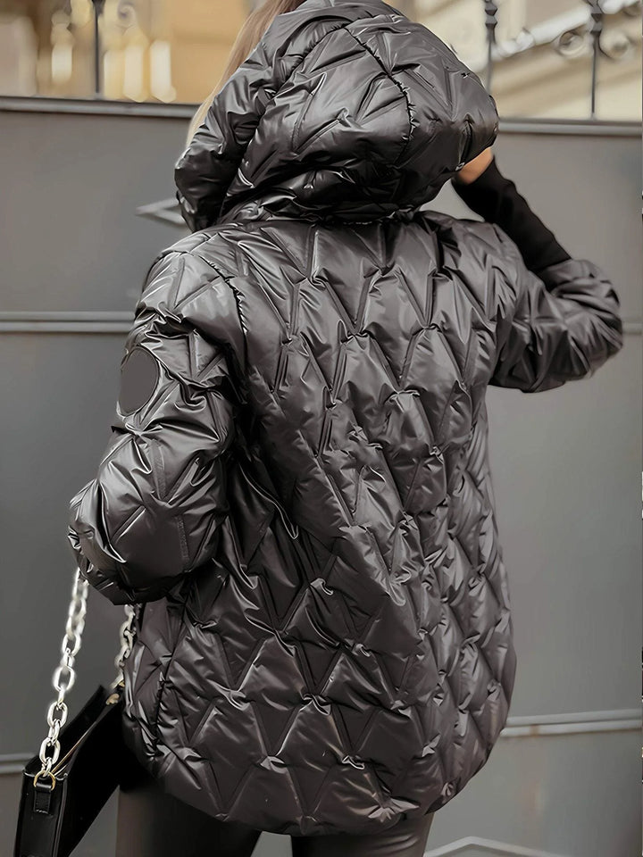 Damen Steppjacke mit Kapuze, aus leichtem Material, mit durchgehendem Reißverschluss und funktionalen Taschen für Alltag.