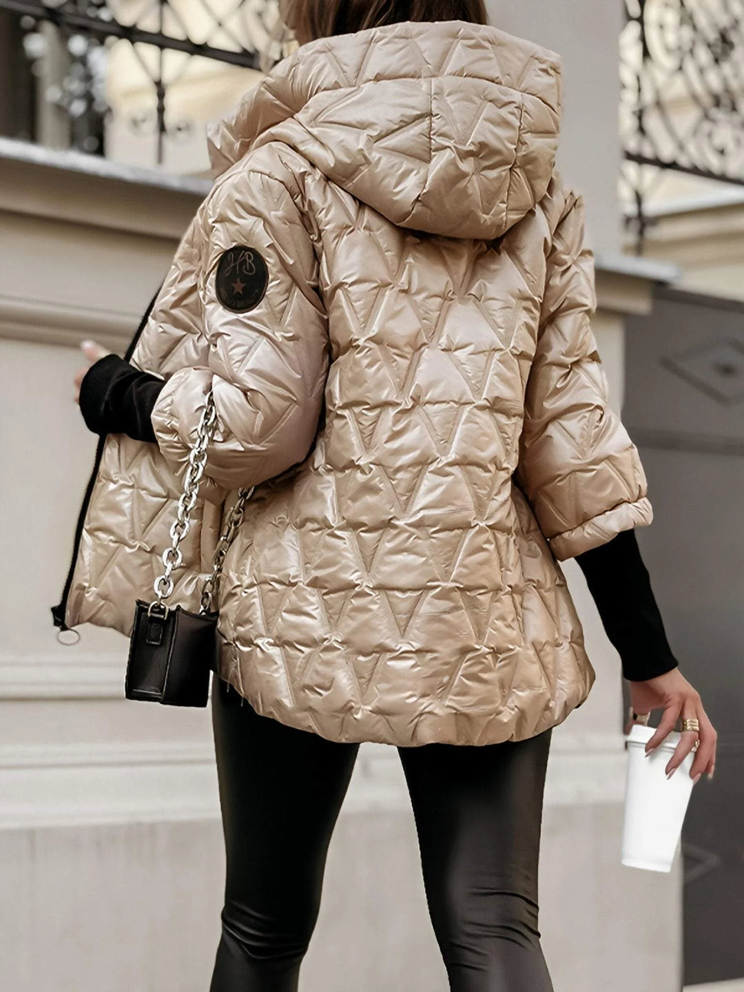 Damen Steppjacke mit Kapuze, aus leichtem Polyester, bietet Wärme und schützt vor Wind mit praktischen Reißverschluss.
